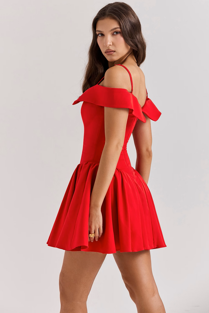 Mini-robe rouge à épaules dénudées