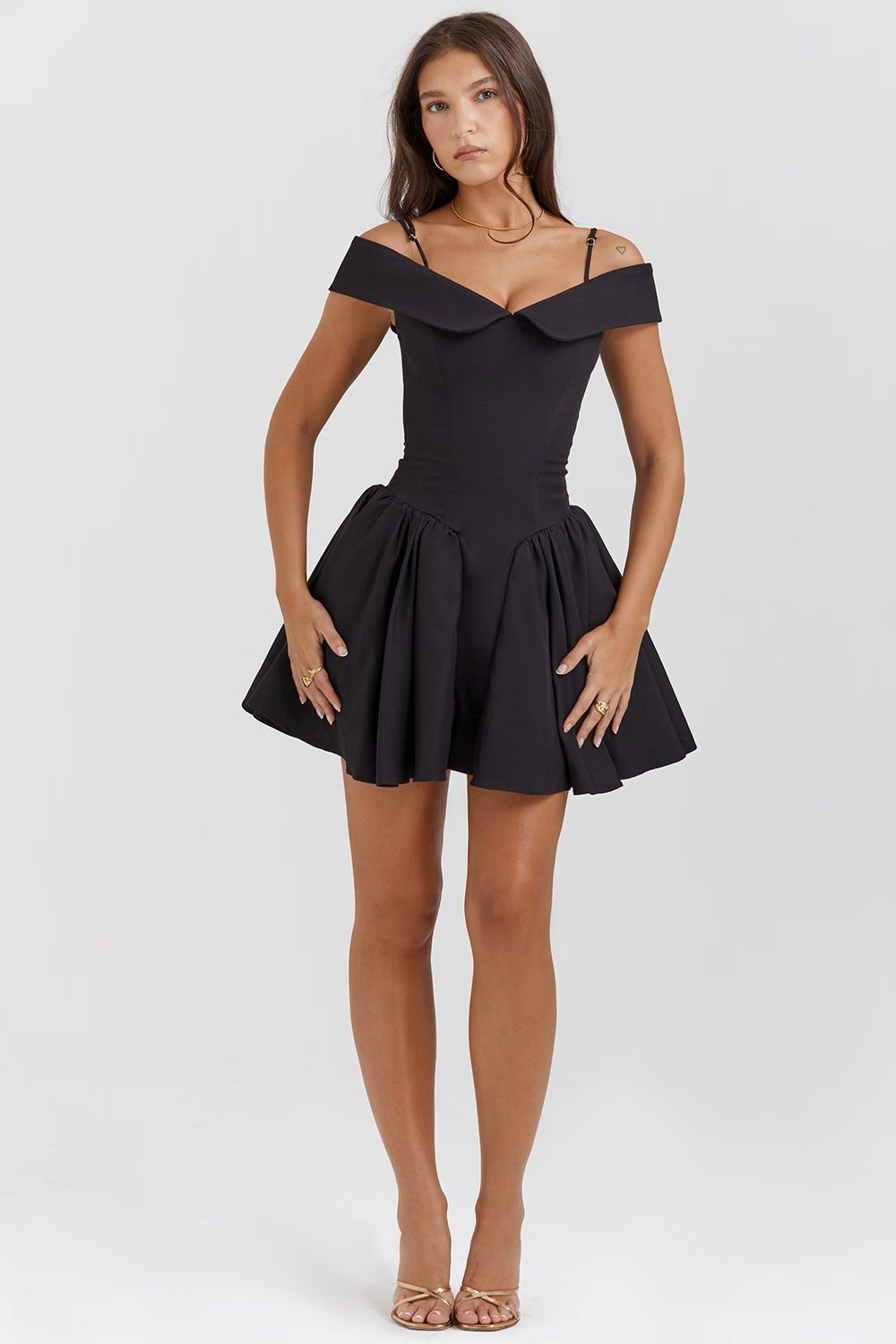 Mini-robe noire à épaules dénudées