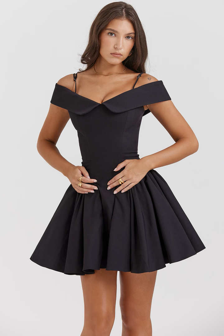 Mini-robe noire à épaules dénudées