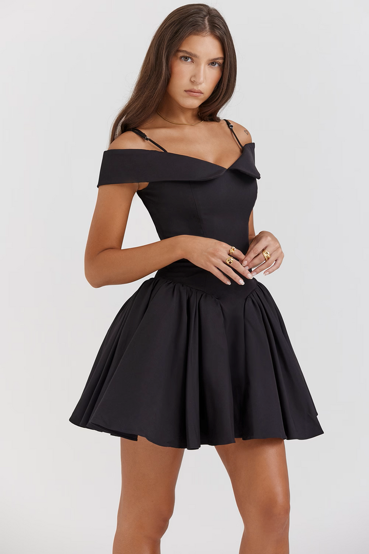 Mini-robe noire à épaules dénudées