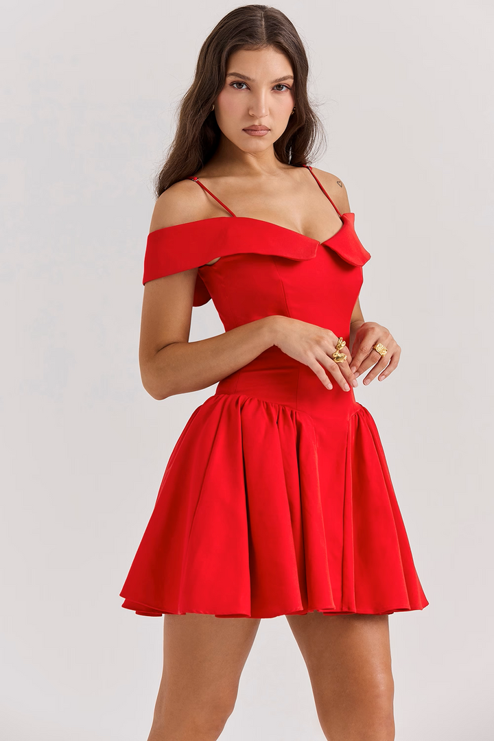 Mini-robe rouge à épaules dénudées