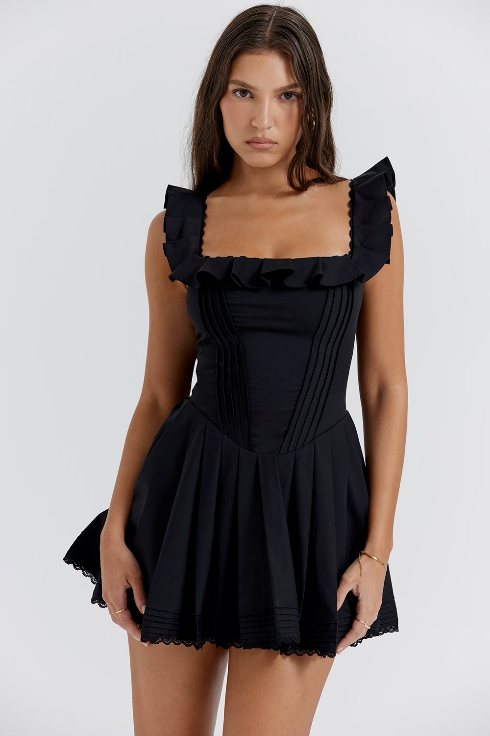 ROBE NOIRE À PLIS