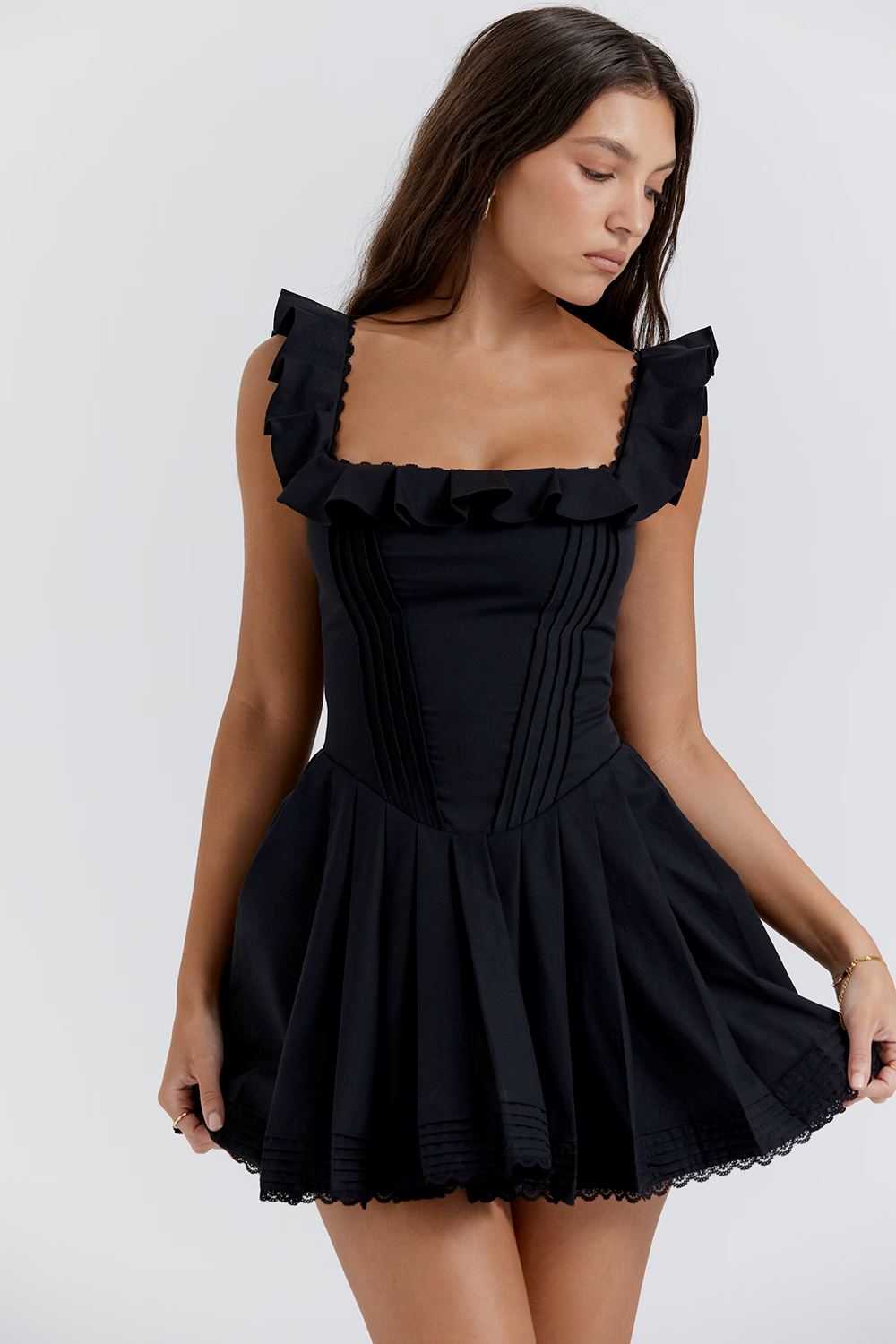 ROBE NOIRE À PLIS