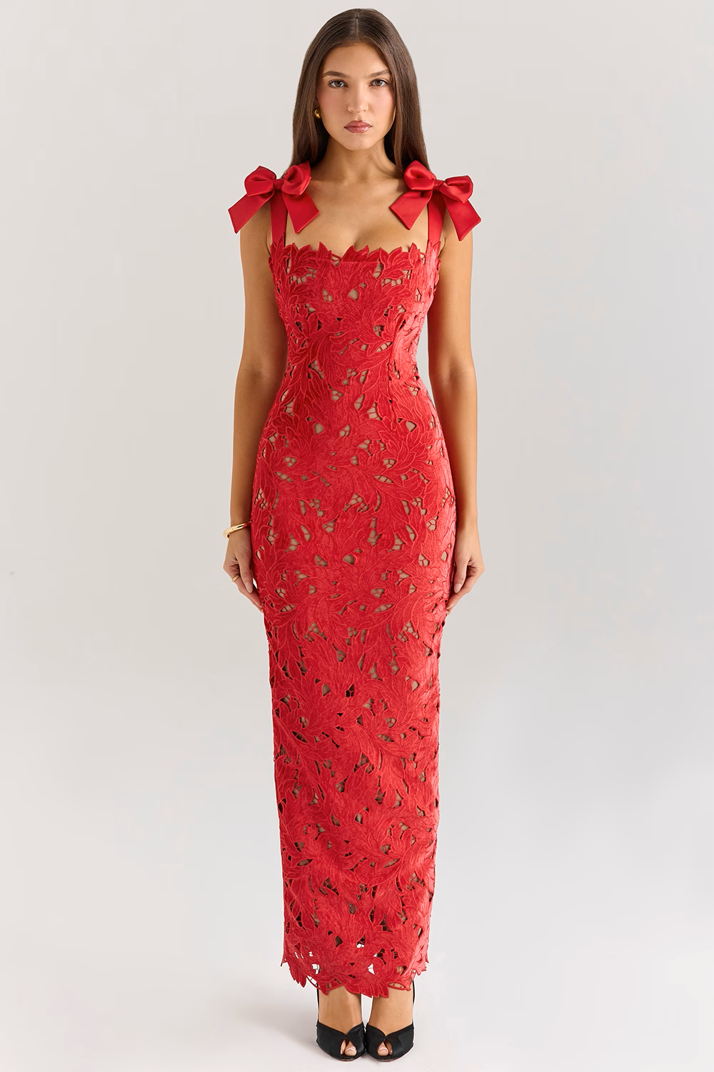 Robe longue rouge en dentelle