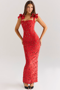 Robe longue rouge en dentelle